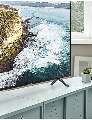 TV가 선반위에 올려져 있고 인스크린화면에 바다가 나오며 사선에서 보여주고 있습니다.