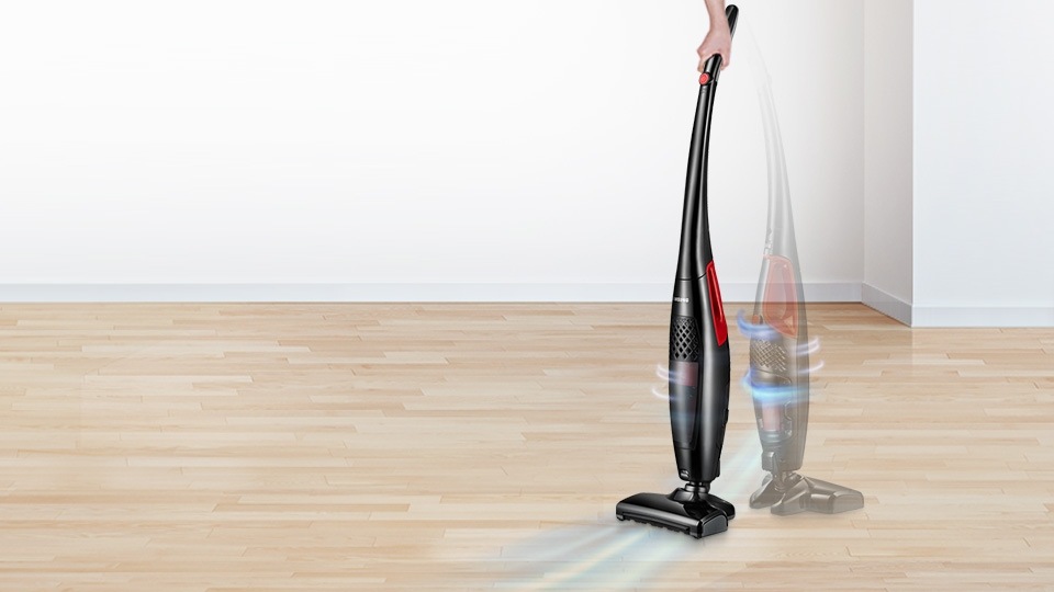 거실로 보이는 공간의 중앙에 무선 핸디 스틱 청소기가 있으며, 좌·우측으로 자유롭게 몸통이 회전하면서 청소하는 무선 핸디 스틱 청소기의 모습이 잔상으로 처리되어 있습니다.