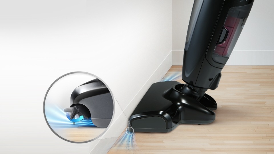 마룻바닥과 벽면이 수직으로 만나는 부분을 청소하는 모습이며, 확대 이미지에서는 무선 핸디 스틱 청소기가 벽면에 닿았을 때 오토셔터가 내려오는 모습을 단계적으로 표현한 이미지입니다.