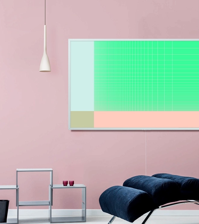 거실의 분홍색 벽면에 프레임 티비가 보여지고, 돋보기 클릭시 포슬린 블루 프레임이 보입니다.