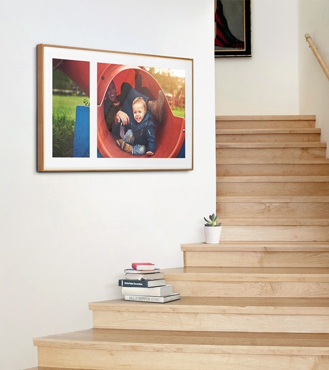 사진레이아웃 혼합매트, 매트컬러 무채색 선택, 계단 벽면에 설치된 프레임티비가 보여집니다