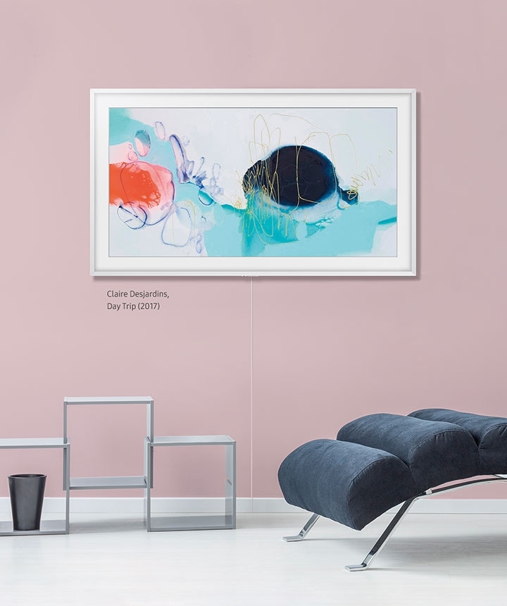 화이트 프레임을 장착한 프레임 TV가 핑크 톤 벽에 걸려 있고, 다리를 뻗을 수 있는 긴 의자와 메탈로 된 선반이 함께 보여지고 있습니다. 썸네일을 클릭하면 프레임 TV의 SAATCHI ART 작품들을 감상할 수 있습니다.