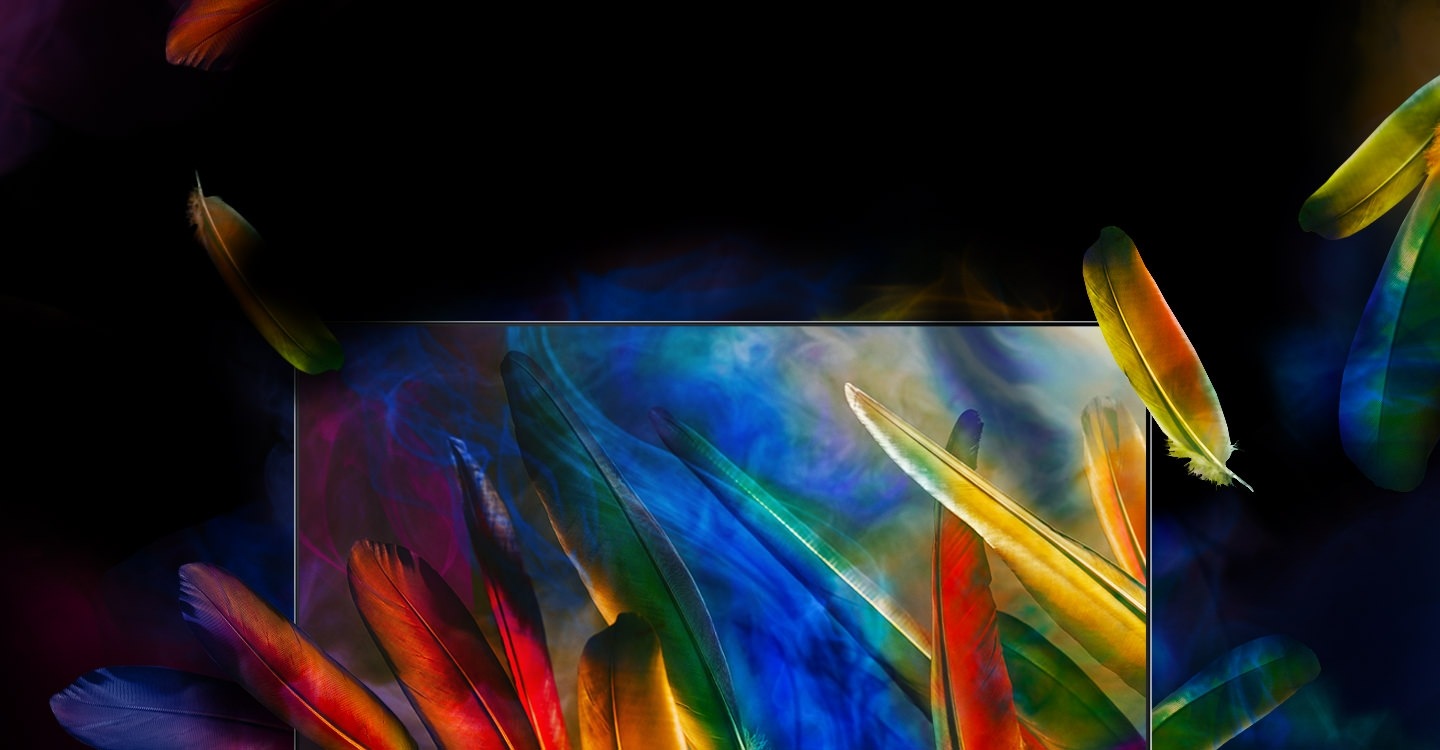 검정색 바탕 중앙에 QLED TV Q7F 제품상단 2/3 화면이 보여지며 보라색, 빨간색, 주황색, 노란색, 초록색, 파랑색으로 물들여진 이파리가 화면안과 바깥으로 삐져나와 보여지고 제품주변으로 여러색이 물들여진 깃털이 날리고 있습니다.