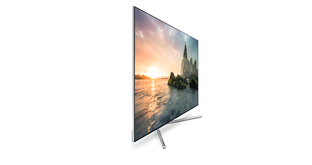 60도 앞 쪽으로 비스듬하게 기운 QLED TV 이미지