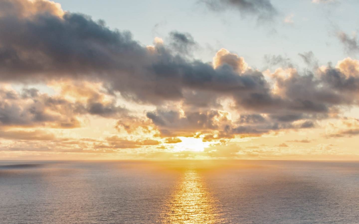 바다가 보이는 방안 유리벽에 QLED TV가 걸려 있습니다. 제품 화면 안에 배경으로 보이는 바다모습이 보여지고 있습니다.