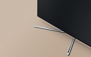 트라이어드 스탠드가 장착되어 있는 제품 하단의 모습이 보여지고 있으며 배경은 어두운 살색으로 되어있습니다.