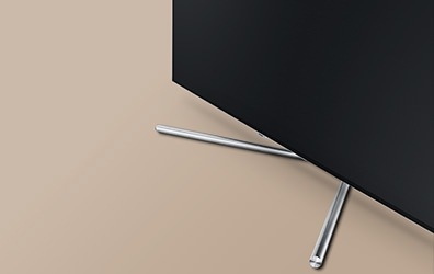 트라이어드 스탠드가 장착되어 있는 제품 하단의 모습이 보여지고 있으며 배경은 어두운 살색으로 되어있습니다.