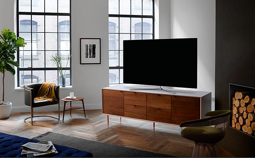 나무선반 위에 트라이어드 스탠드가 장착된 제품이 있으며 선반 주변에는 작은쇼파와 미니의자가 있습니다.