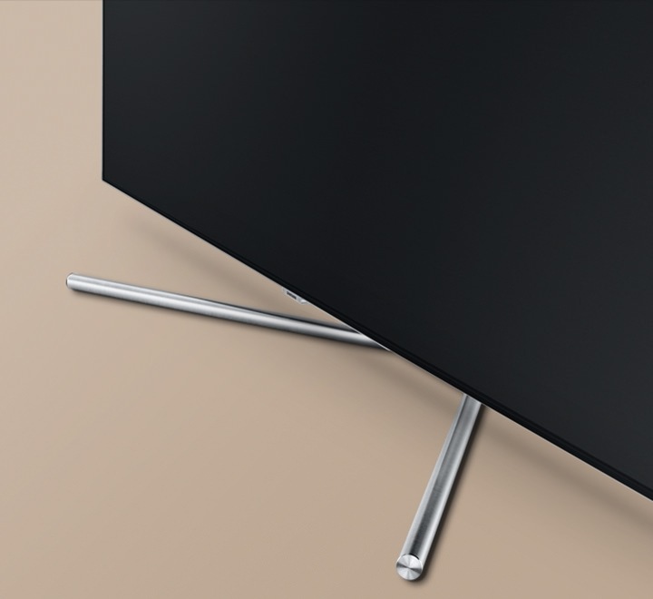 트라이어드 스탠드가 장착되어 있는 제품 하단의 모습이 보여지고 있으며 배경은 어두운 살색으로 되어있습니다.