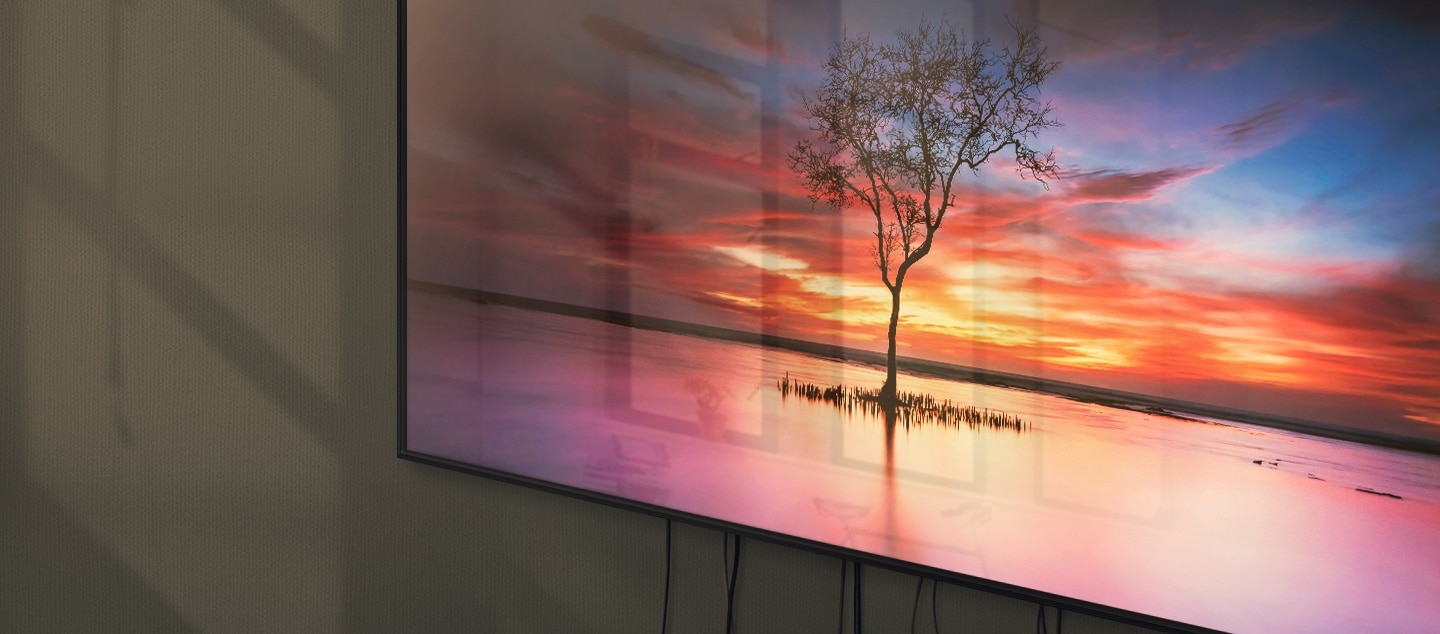 일반 TV 탭 클릭 시 노출되는 이미지 입니다. 벽에 일반 TV가 걸려져 있으며 화면 안에는 얕은 물가 위에 나무 한 그루가 보여집니다. 아침부터 밤까지 화면에 주변 그림자와 인테리어가 비춰집니다.