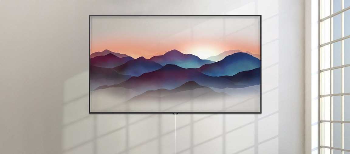 깔끔한 인테리어 벽에 QLED TV가 정면으로 걸려져 있습니다. 화면 안에는 산이 그려진 감각적인 이미지가 보여집니다.