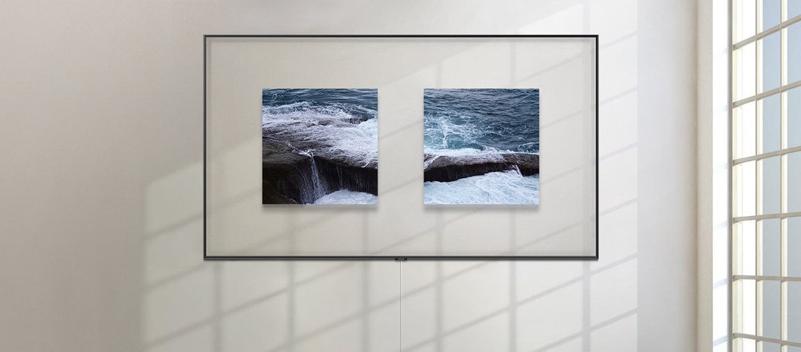 깔끔한 인테리어 벽에 QLED TV가 정면으로 걸려져 있습니다. 화면 안에는 파도가 바위에 부딪히는 이미지 2개가 액자 형식으로 보여집니다.