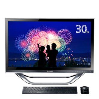 DM700A7D 실버 앞면 키보드 마우스 앞면 모니터 켜짐. 30th 로고와 삼성 컴퓨터 30주년을 축하하는 불꽃놀이 이미지의 스크린 모습.