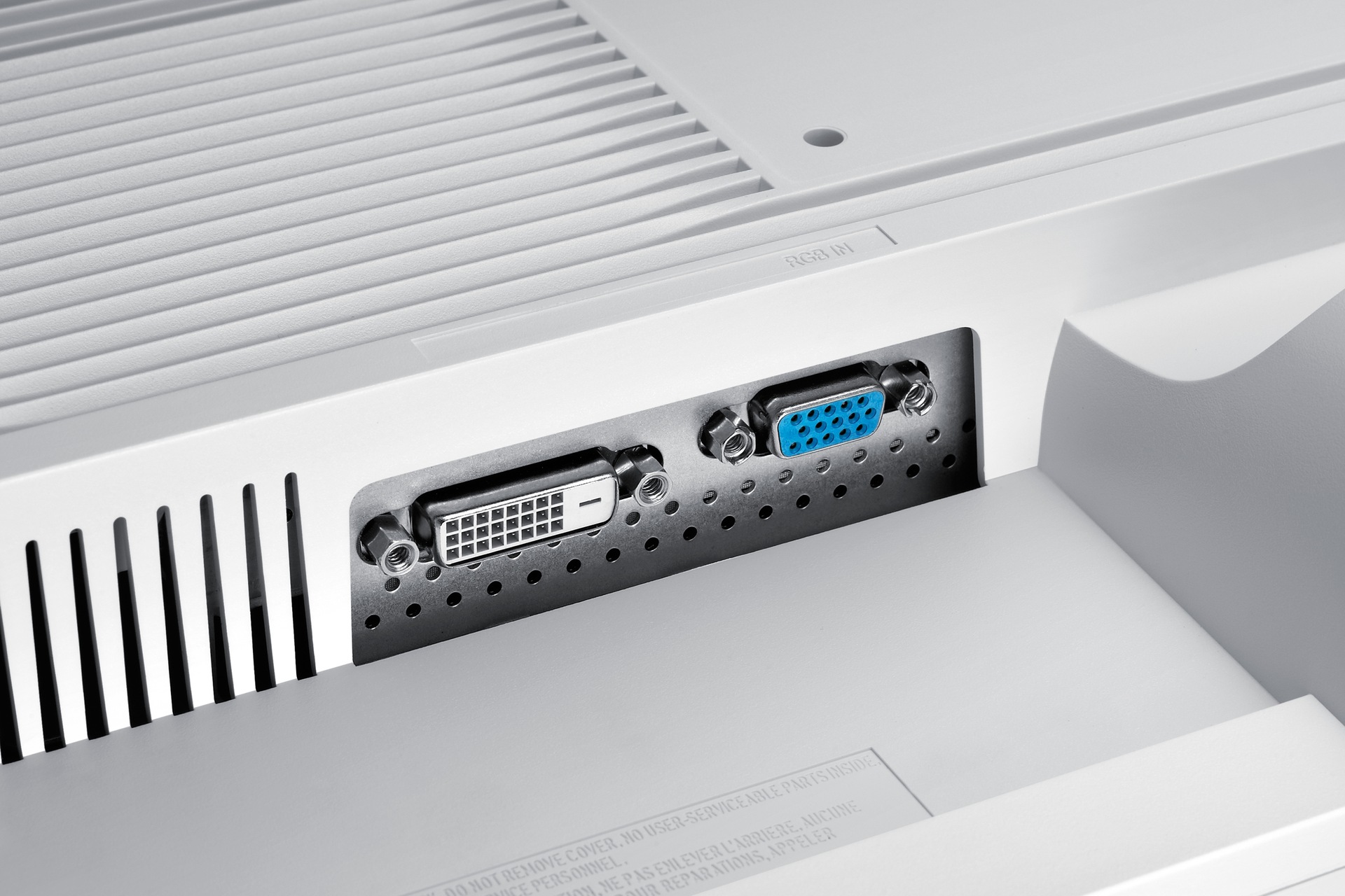 S22C210B 10 S22C210B 화이트 제품의 케이블 연결 확대 모습