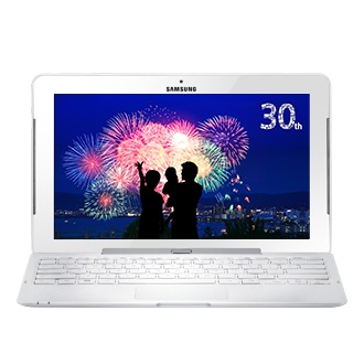 XQ500T1C 화이트 앞면 90도 열림. 30th 로고와 삼성 컴퓨터 30주년을 축하하는 불꽃놀이 이미지의 스크린 모습.