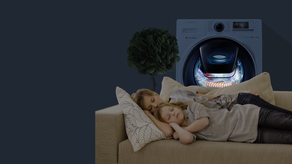 Un'immagine che mostra una madre e un bambino che dorme su un divano mentre la WW8500 è in esecuzione in background.