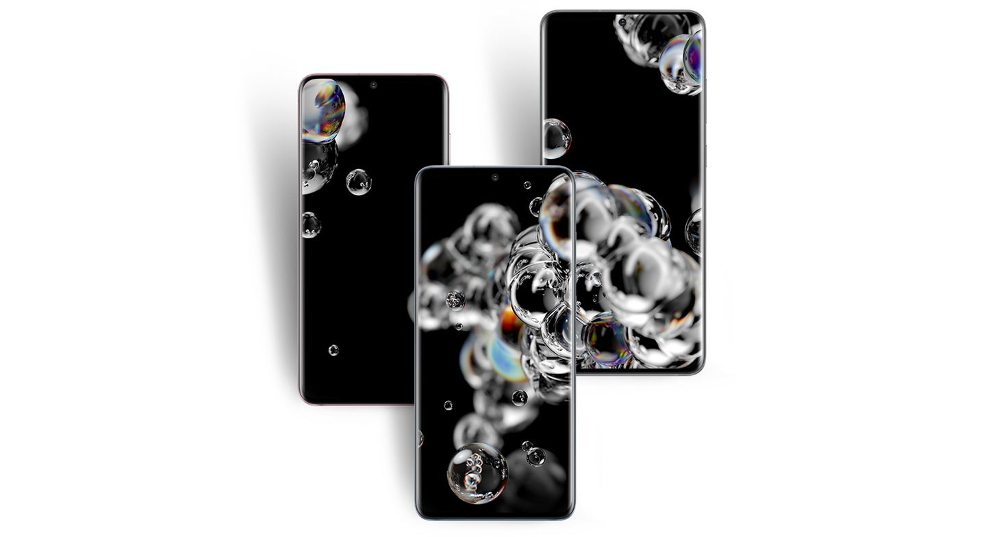 Galaxy S20, S20 plus e S20 Ultra affiancati in posizioni sfalsate, sullo schemrmo dei tre smartphone c'è uno sfondo con delle bolle
