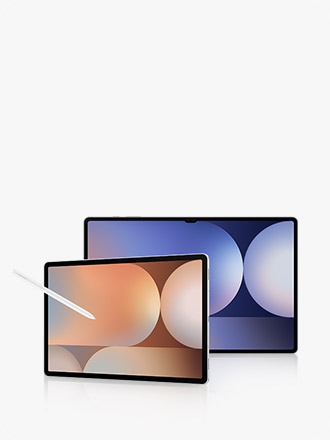 Galaxy Tab S10의  디스플레이에 화려한 그래픽이 그려져 있고 화면 상단에 S펜이 부착되어 있습니다.