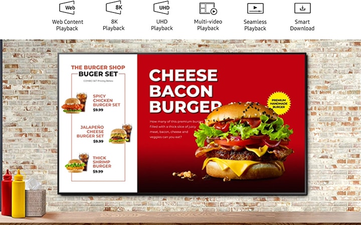 패스트푸드 매장에 설치되어 있는 사이니지 화면에 햄버거 메뉴가 보여집니다.