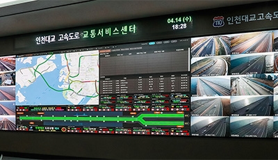 사이니지 제품을 활용하여 도로 이미지와 지도 이미지 등을 출력하는 인천대교 고속도로 교통서비스센터 이미지