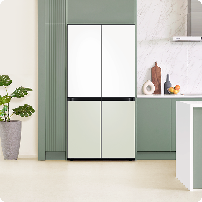 초록색 거실 배경에 상칸은 코타 화이트, 하칸은 세이지그린 패널이 부착된 BESPOKE 키친핏 냉장고 4도어 제품이 진열되어 있습니다. 