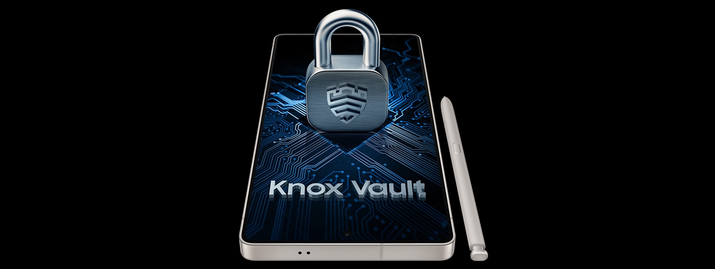 티타늄 블랙 색상의 갤럭시 S25 울트라 화면에서 Knox Vault 잠금장치가 밖으로 나와 정면을 받치고 있습니다. Knox Vault 로고입니다. S펜이 기기 옆에 놓여 있습니다.
