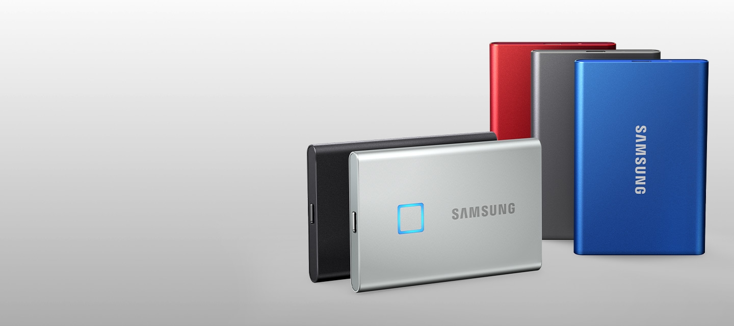 실버, 블랙 컬러의 SSD T7 Touch USB 3.2 Gen 제품이 앞에 눕혀져 있고 인디고 블루, 타이탄 그레이, 메탈릭 레드 포터블 SSD T7 USB 3.2 Gen 2 제품이 뒤에 세워져 있습니다.