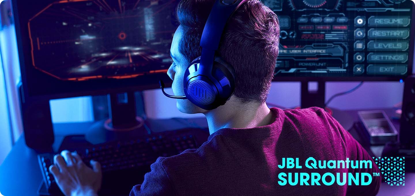 남성이 JBL QUANTUM 350 무선 게이밍 헤드셋 쓰고 앞에 두개의 모니터로 게임을 즐기고 있습니다. 우측 하단에는 JBL QUANTNM SURROUND 로고가 있습니다.