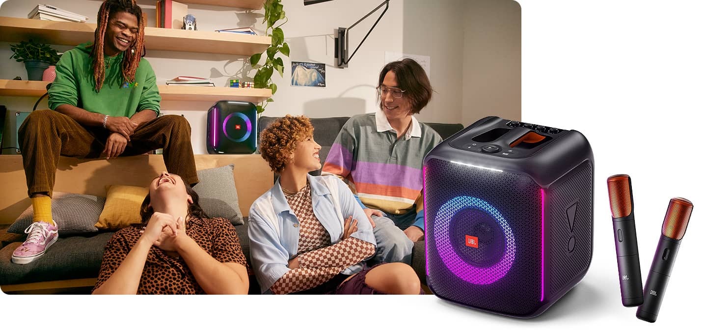 사람들이 모여 대화를 나누고 있습니다.