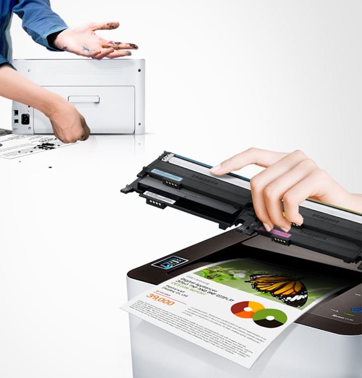 삼성 정품 토너가 고장 없이 안전함을 보여주는 컷으로서, 좌측에 비정품 토너를 사용한 프린터는 토너가 고장이 났고, 우측에 삼성 정품 토너를 사용한 프린터는 고장없이 출력물이 보이고 있습니다.