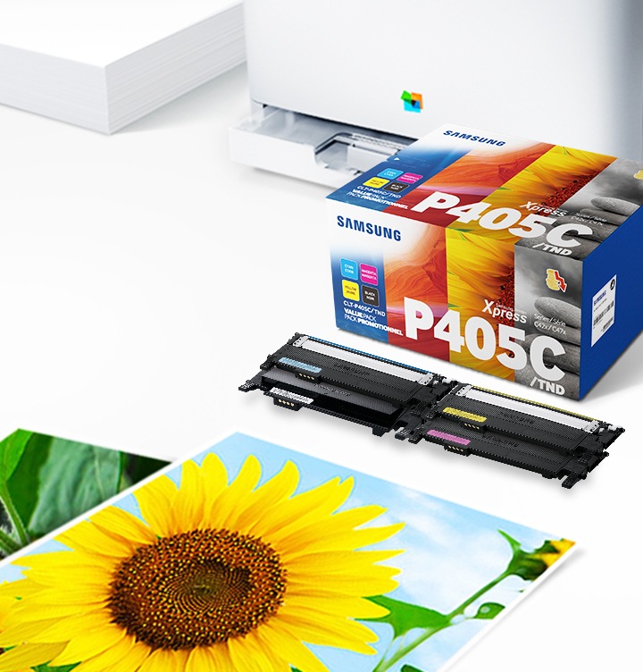 위쪽 삼성 프린터가 하단에는 출력물이 놓여있습니다. 오른쪽 하단에는 삼성 토너 카트리지가 있습니다.