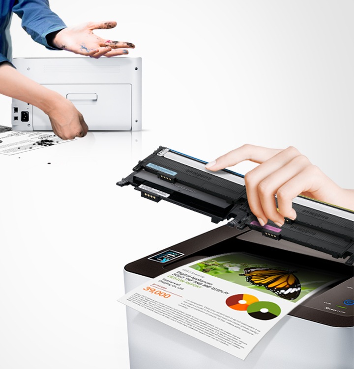 삼성 정품 토너가 고장 없이 안전함을 보여주는 컷으로서, 좌측에 비정품 토너를 사용한 프린터는 토너가 고장이 났고, 우측에 삼성 정품 토너를 사용한 프린터는 고장없이 출력물이 보이고 있습니다.