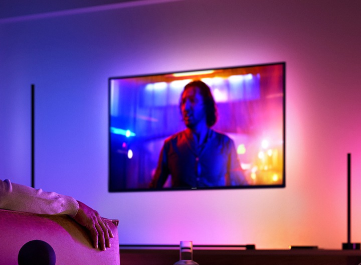 남자가 사인플로어를 연동한 tv콘텐츠를 보고 있는 장면, 사인 플로어는 1600만 컬러를 표현할수 있습니다.