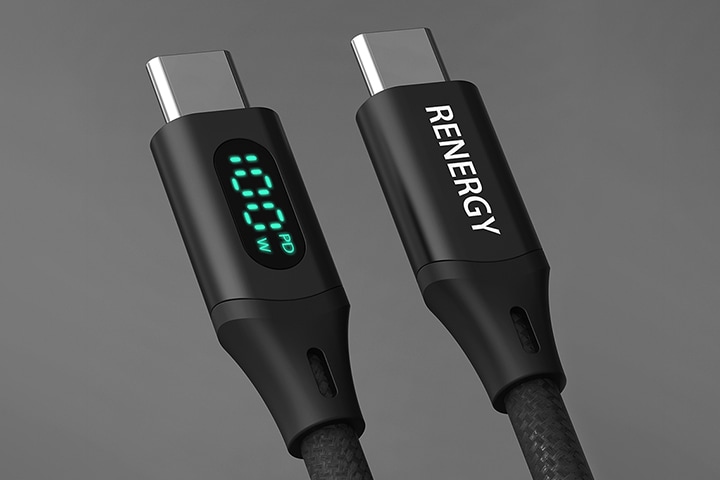회색 배경이 보여집니다. USB C to C 디스플레이 케이블 제품의 충전단자 확대된 모습이 보여집니다. 한쪽에는 100PD W 보여지며 다른 한쪽에는 RENERGY의 텍스트가 적혀 보여집니다.