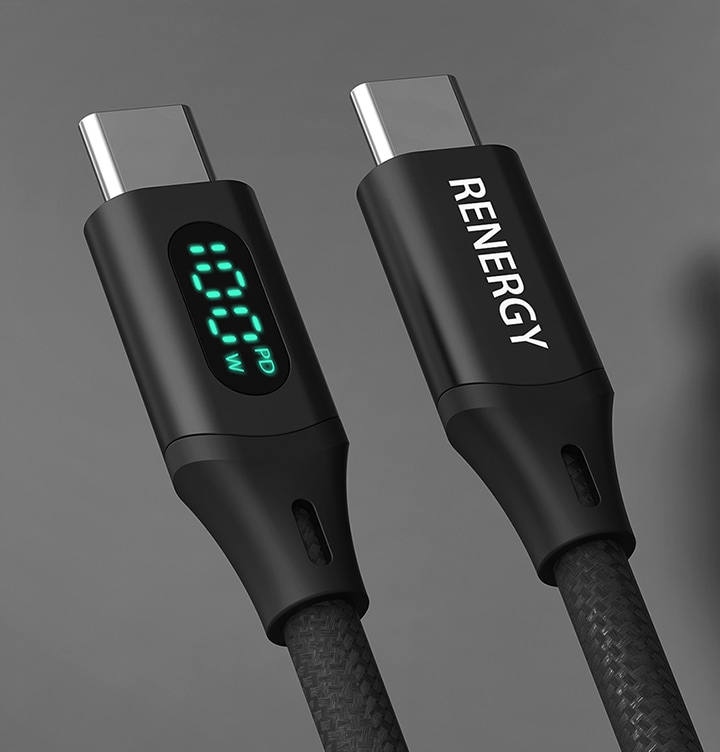 회색 배경이 보여집니다. USB C to C 디스플레이 케이블 제품의 충전단자 확대된 모습이 보여집니다. 한쪽에는 100PD W 보여지며 다른 한쪽에는 RENERGY의 텍스트가 적혀 보여집니다.