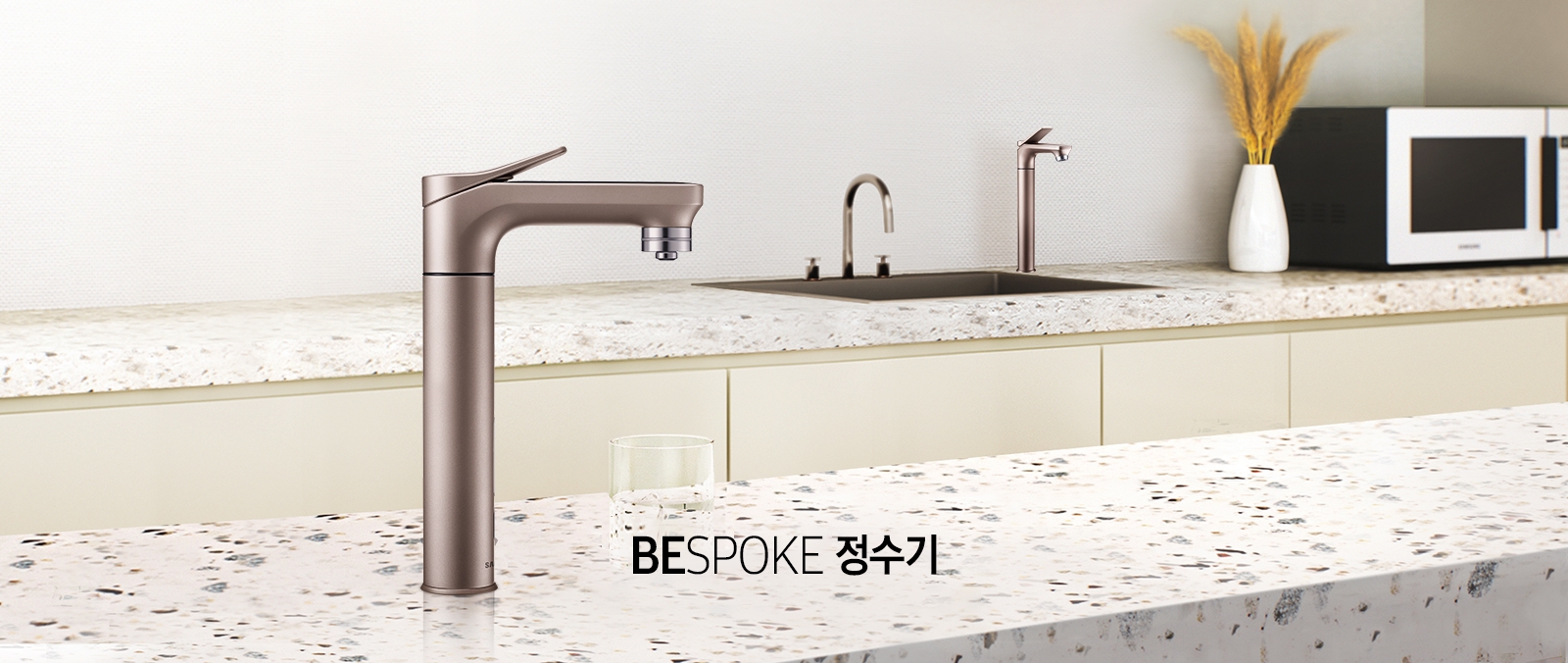BESPOKE 로즈 골드 색상 정수기가 설치된 흰색 대리석 바탕의 주방이 나에게 맞춘 완전히 새로운 워터풀 라이프 라는 문구와 함께 보여집니다. 우측 하단에 디지털 인버터 모터&컴프레서 평생보증 로고와 함께 기한 없는 무상수리를 의미하며, 제품 교환 및 구입가 환급에는 적용되지 않음, 평생보증은 디지털 인버터 컴프레서, 모터에 한하며 정수기 품질보증기간은 1년임 이라는 문구가 적혀있습니다.대리석 위에 타공되어 설치된 메인 파우셋과 유리잔이 함께 보여지며, 뒷 배경에는 싱크대 우측에 설치된 서브파우셋이 함께 보이고 있습니다.