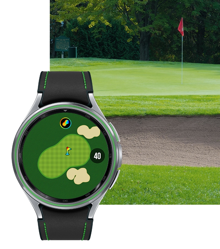 블랙 하이브리드 가죽 T 버클 스트랩의 갤럭시 워치6 클래식 골프 에디션은 화면에 조정 가능한 핀 위치 기능이 있는 녹색 지도를 표시합니다. 기기 뒤에는 핀이 있는 퍼팅 그린이 표시됩니다.