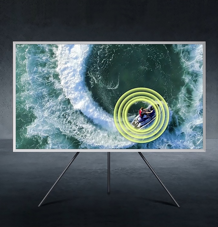 TV  화면에는  바다에서 제트보트타고 있는 사람 위로 동그란 음향효과가 보여주며 OTS 의 기능을 설명합니다.