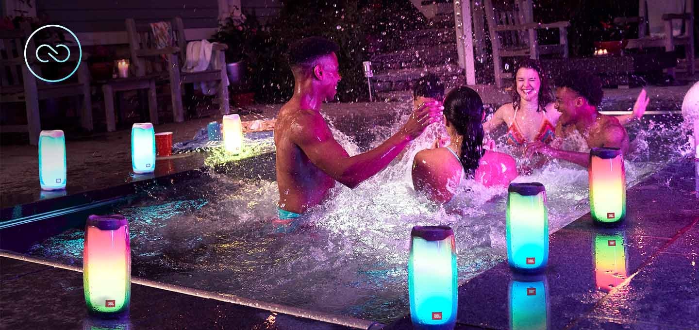 수영장에서 여러대에 제품을 파티부스트 기능으로 즐기는 모습