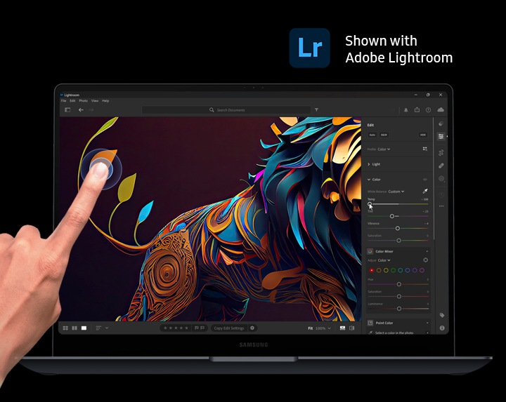 갤럭시 북4 Ultra가 열려 있고, 화면에는 Adobe Lightroom 앱이 편집할 수 있도록 열려있습니다. 앱 안에는 다채로운 색상의 사자 이미지가 표시되어 있고 사람의 손가락이 터치스크린의 이미지를 탭하고 있는 모습이 보입니다. 우측 상단에는 Adobe Lightroom 로고가 표시되어 있습니다