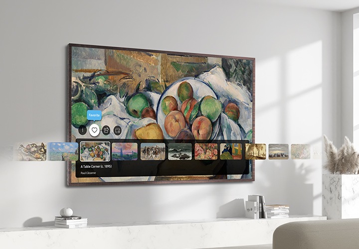 벽에 TV가 설치되어 있습니다. 화면에는 명화가 보이며, TV 하단에는 여러가지 예술 작품 리스트가 보입니다.