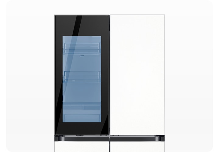 냉장고 상칸 외상컷이 확대되어 있으며 좌측 투명도어에 웰컴 라이팅이 작동한 제품 이미지입니다.