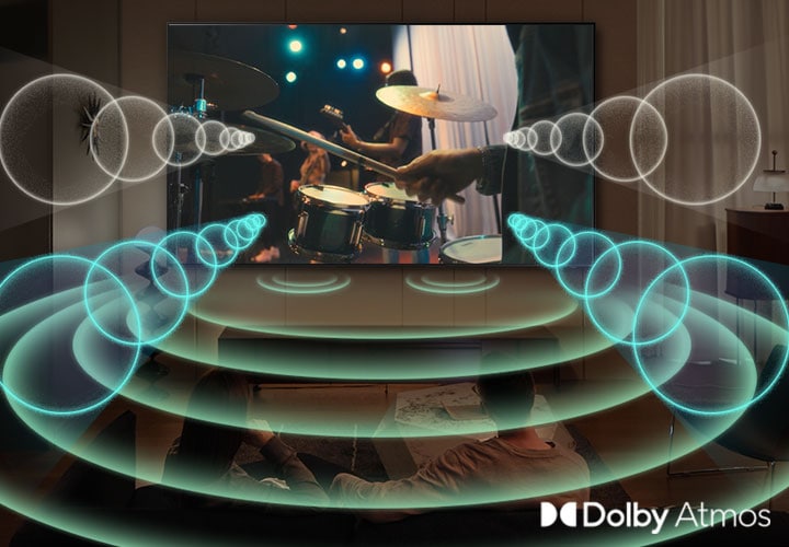 TV 화면 내 밴드가 연주하고 있는 모습이 보입니다. TV 중앙과 하단에서 음향효과가 나오는 모습이 보입니다. 오른쪽 하단에는 Dolby Atmos 로고가 보입니다.
