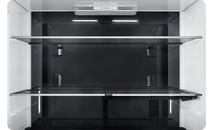 냉장고 내상 블랙 글래스 부분이 확대되어 있고 상단에 환하게 불이 들어와 있는 이미지입니다.