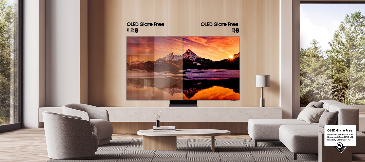 거실에 TV가 설치되어 있으며, 화면에는 산과 강이 보이거 뒤에는 노을이 지고 있습니다. 왼쪽 화면에는 OLED Glare Free 적용되지 않은 화면이 보이며, 오른쪽에는 OLED Glare Free 적용된 화면이 보입니다.