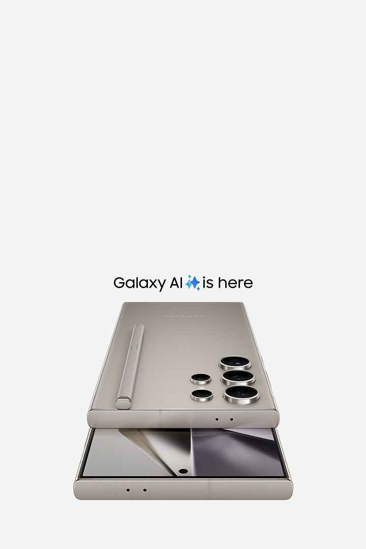 티타늄 그레이 컬러의 갤럭시 S24 Ultra 2대가 있습니다. 1대는 전면 모습이 보이고, 나머지 1대는 S펜이 내장된 후면 모습이 보입니다. Galaxy AI is here.