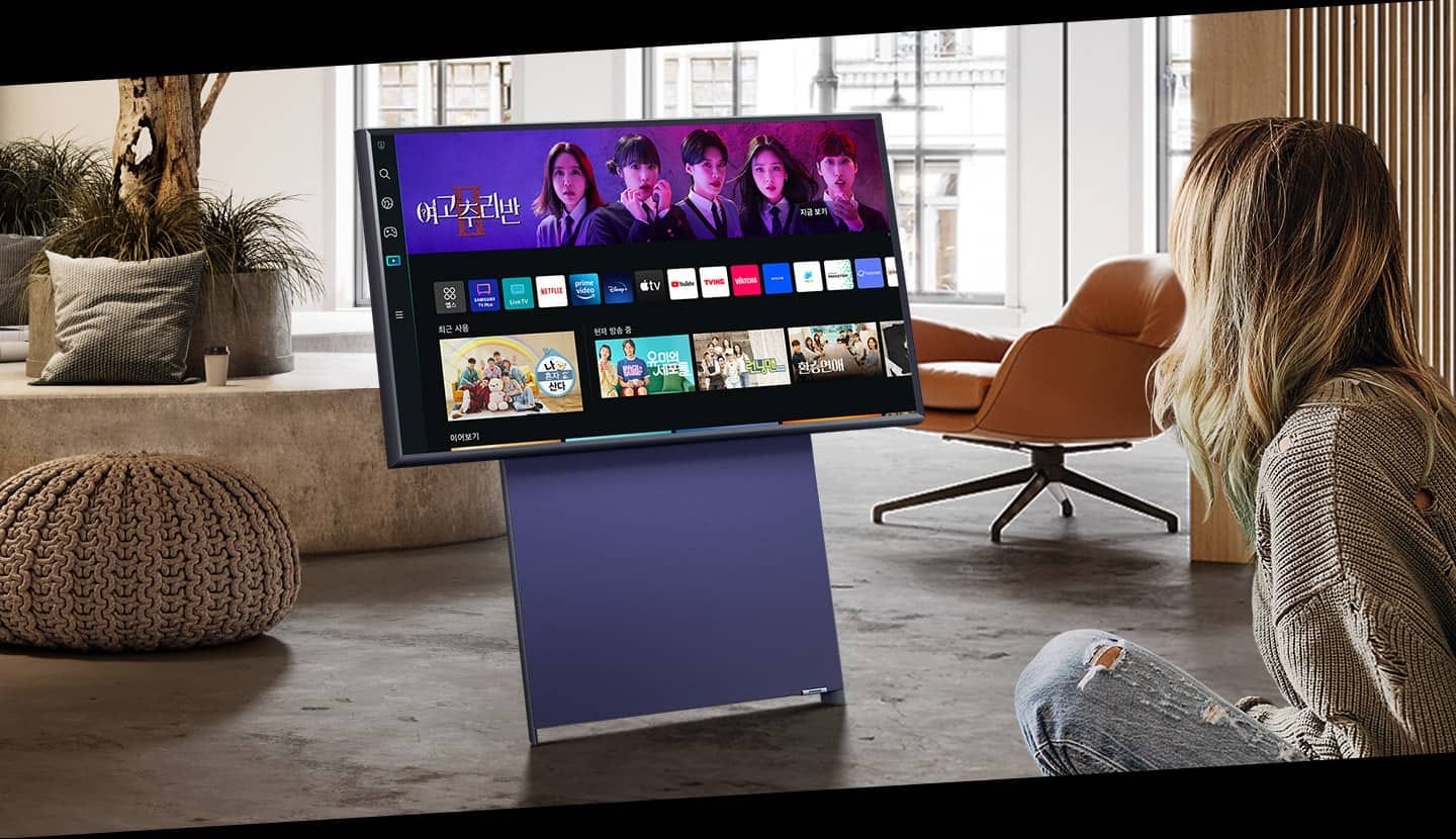 The Sero 가 가로형태로 놓여있고 tv 온스크린안으로는 여고 추리반 프로그램 화면과 다양한 컨텐츠 리스트가 보입니다.