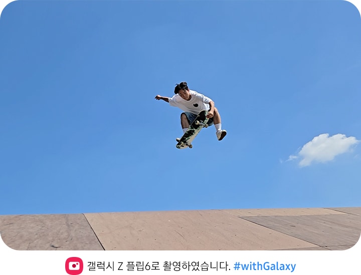 인스턴트 슬로우 모션 기능을 소개하기 위해 화면을 탭하면 재생되던 영상의 속도가 느려지기 시작합니다.