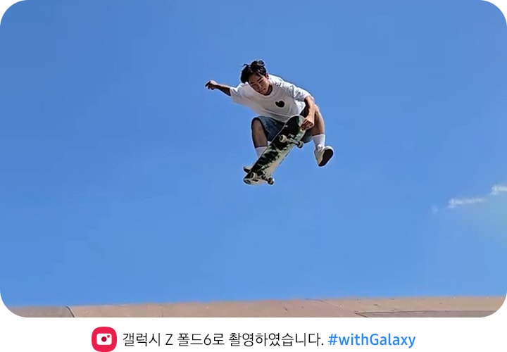한 남자가 스케이트보드를 타고 점프하여 공중에 떠 있는 모습입니다.