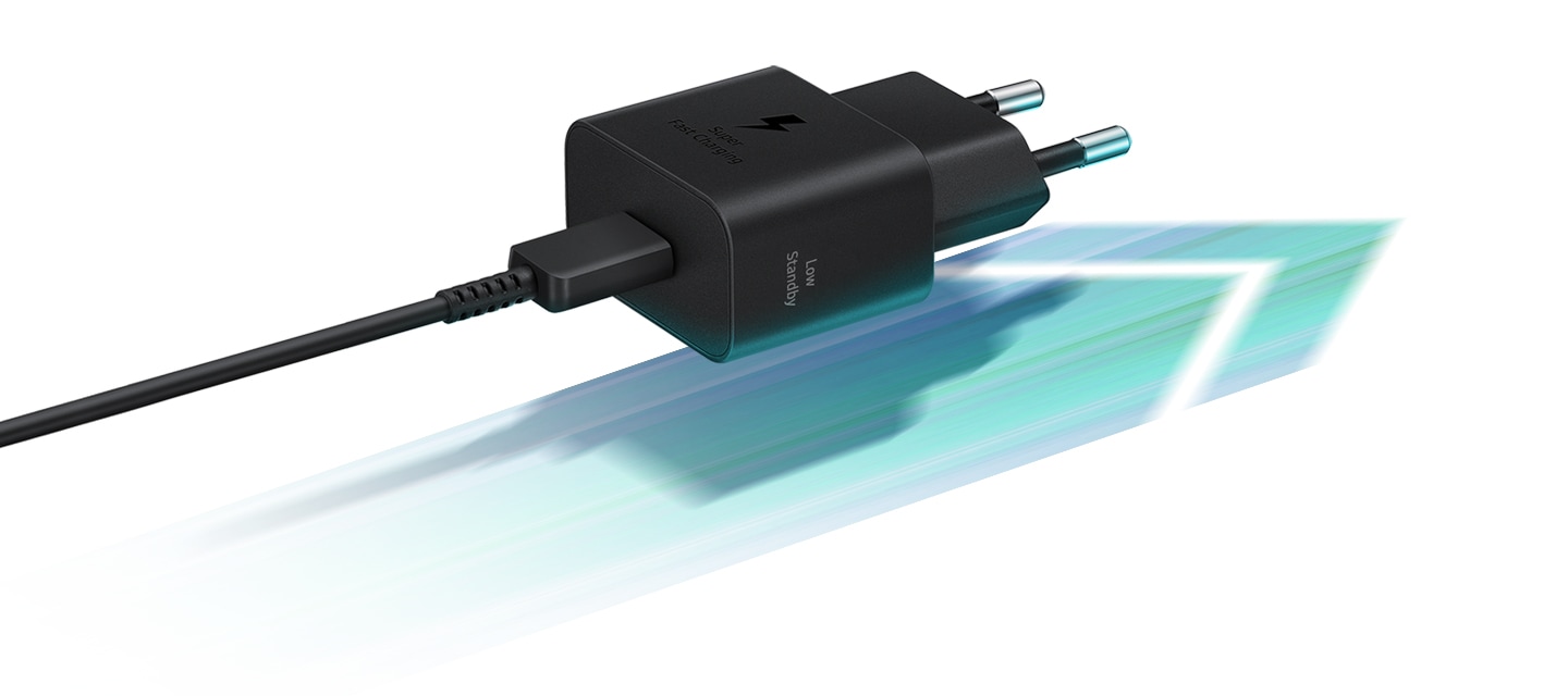 충전기 제품이 케이블에 장착되어 보여집니다. 충전기 아래에는 초록색의 화살표가 보여지며 화살표가 번짐효과가 보여 빠른 효과가 보여집니다.